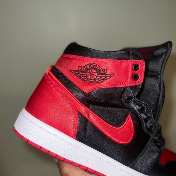 Jordan 1 Satin bred 2023 - Picture 2 of 5